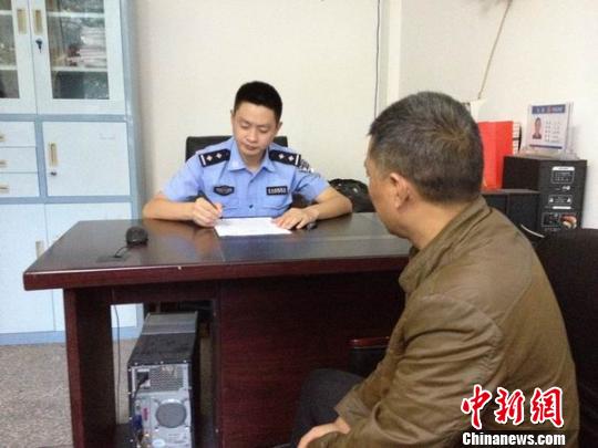 警方正在对袁小清问询调查　警方供图　摄